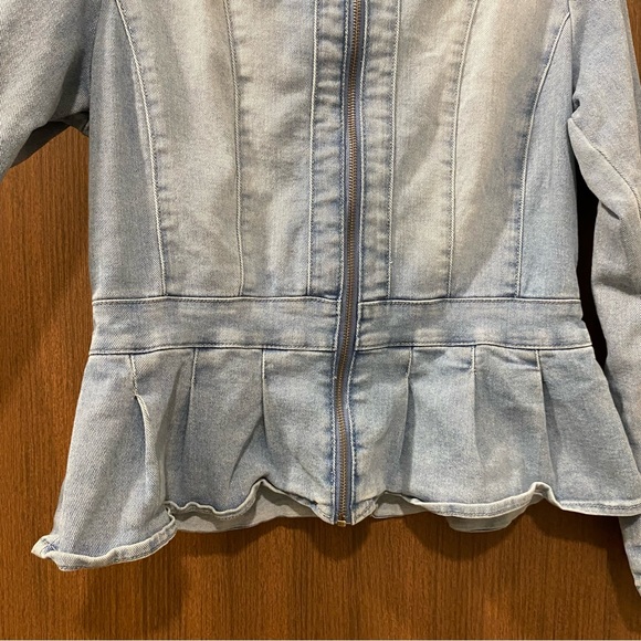 DKNY Light Wash Peplum Denim Jacket Size Small Flirty Date Night Casual Stretchy - Picture 6 of 17